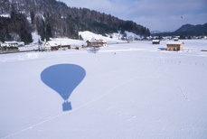 Heißluftballon Schatten im Schnee