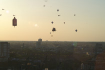 Heißluftballone im Sonnenuntergang in Hamburg auf dem Hafengeburtstag