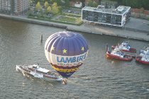 Ballonfahrt über der Elbe beim Hafengeburtstag in Hamburg